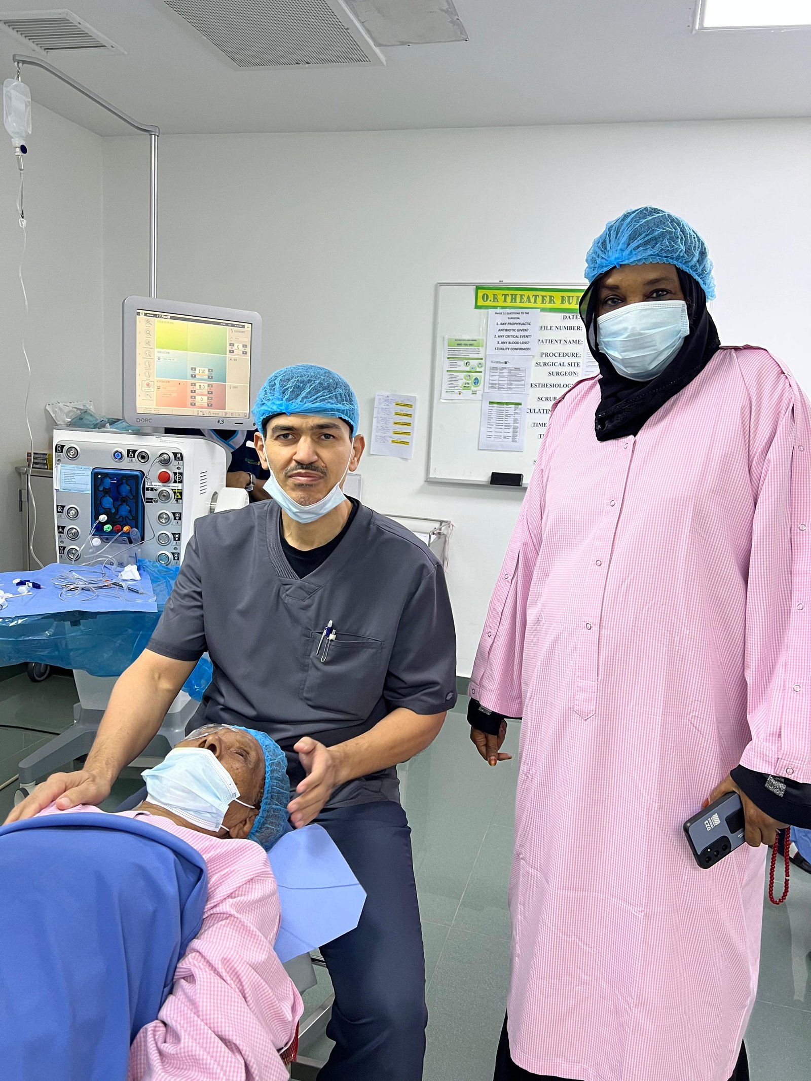 الدكتور إيهاب السرحي في غرفة العمليات